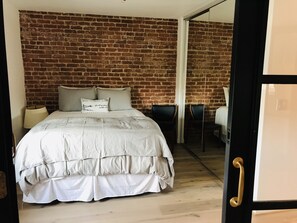 5 bedrooms, iron/ironing board, WiFi, bed sheets