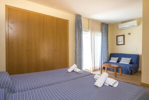 Comfort Quadruple Room | Individually furnished, iron/ironing board, free WiFi, bed sheets - Hotel Bonaire (L'Escala)