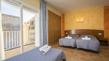 Comfort Triple Room, 3 Twin Beds | Individually furnished, iron/ironing board, free WiFi, bed sheets