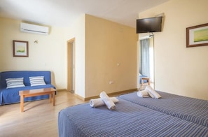 Comfort Quadruple Room | Individually furnished, iron/ironing board, free WiFi, bed sheets - Hotel Bonaire (L'Escala)
