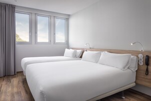 Habitación familiar | Minibar, caja fuerte, sistema de insonorización