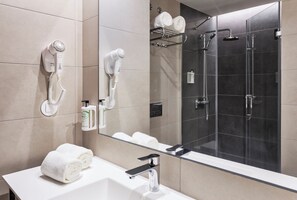 Shower, hair dryer, towels - B&B Hotel Lisboa Aeroporto (Loures)