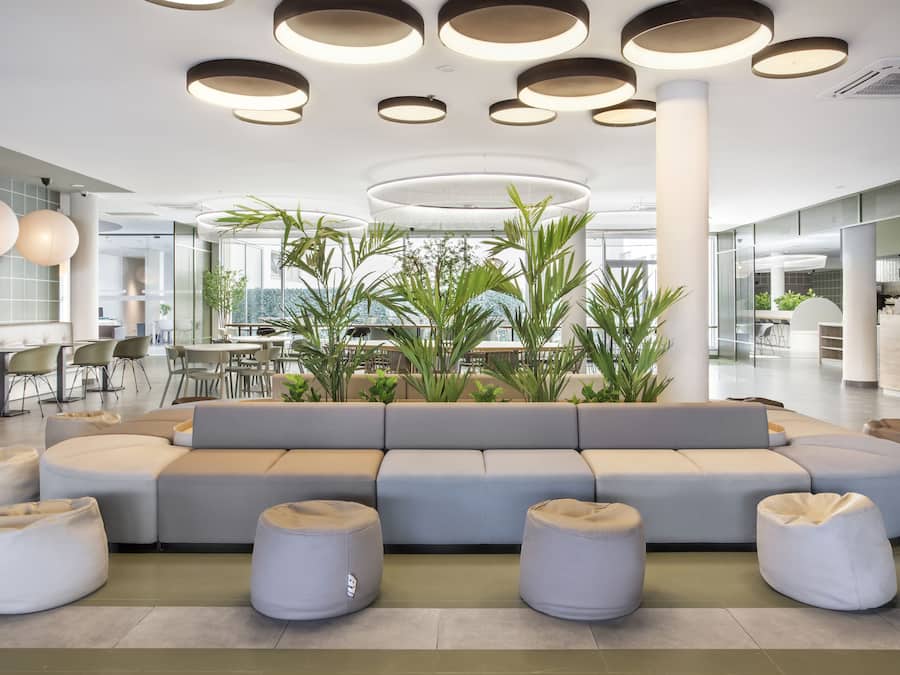 Área de estar no saguão