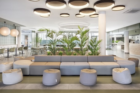 Lobby sitting area. B&B Hotel Lisboa Aeroporto