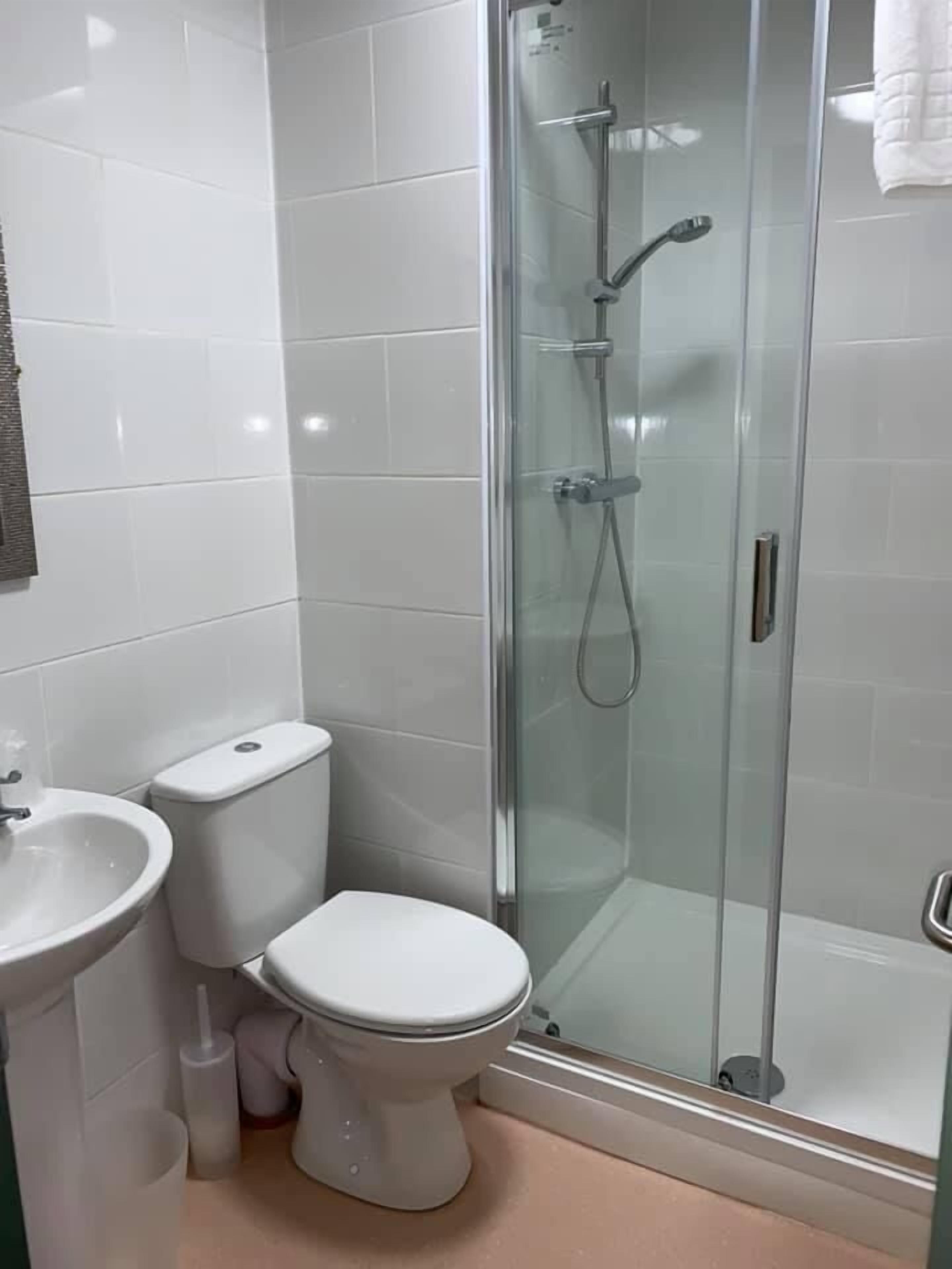 Doccia, asciugamani, sapone, shampoo