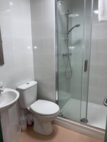 Douche, serviettes fournies, savon, shampoing