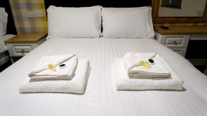Family Room (Sleeps 3) | Desk, laptop workspace, free WiFi, bed sheets - The Greenland's Inn (Birmingham)