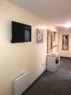 經濟三人房 | 書桌、手提電腦工作空間、免費 Wi-Fi、床單