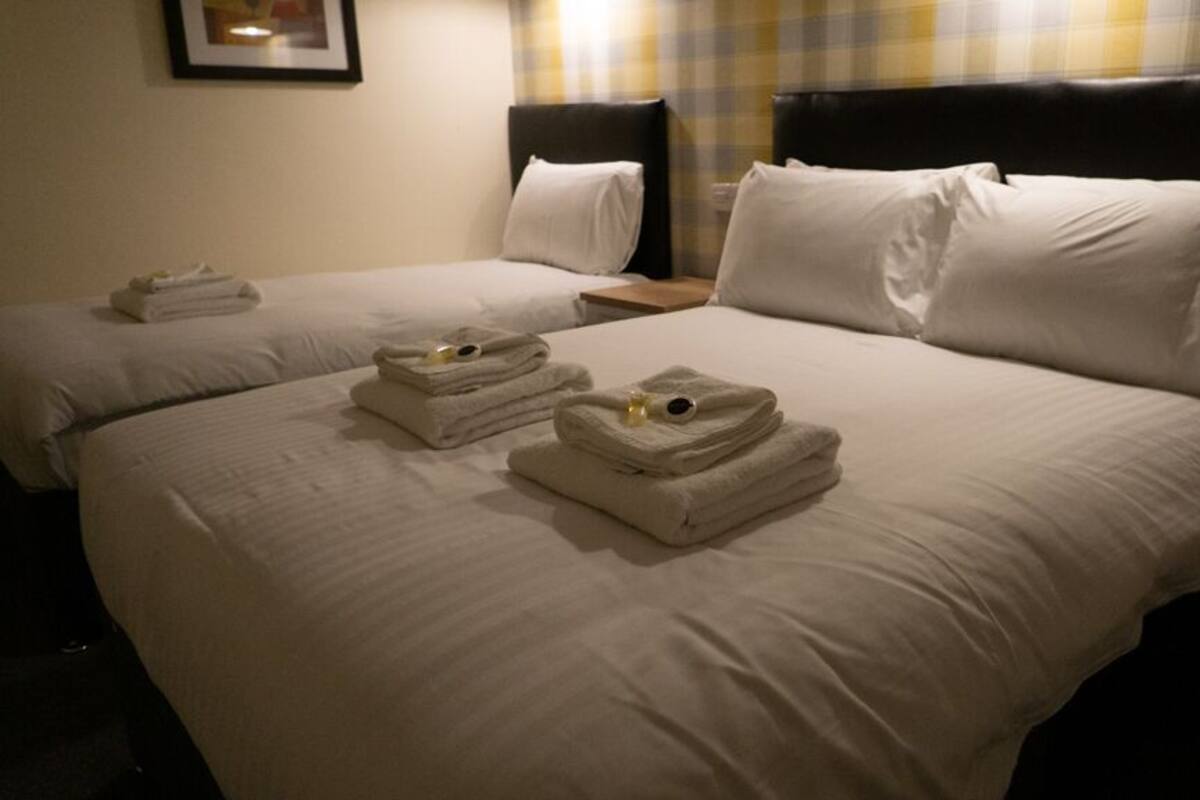 Kamar Triple Ekonomi | Meja kerja, ruang kerja ramah laptop, Wi-Fi gratis, dan seprai linen