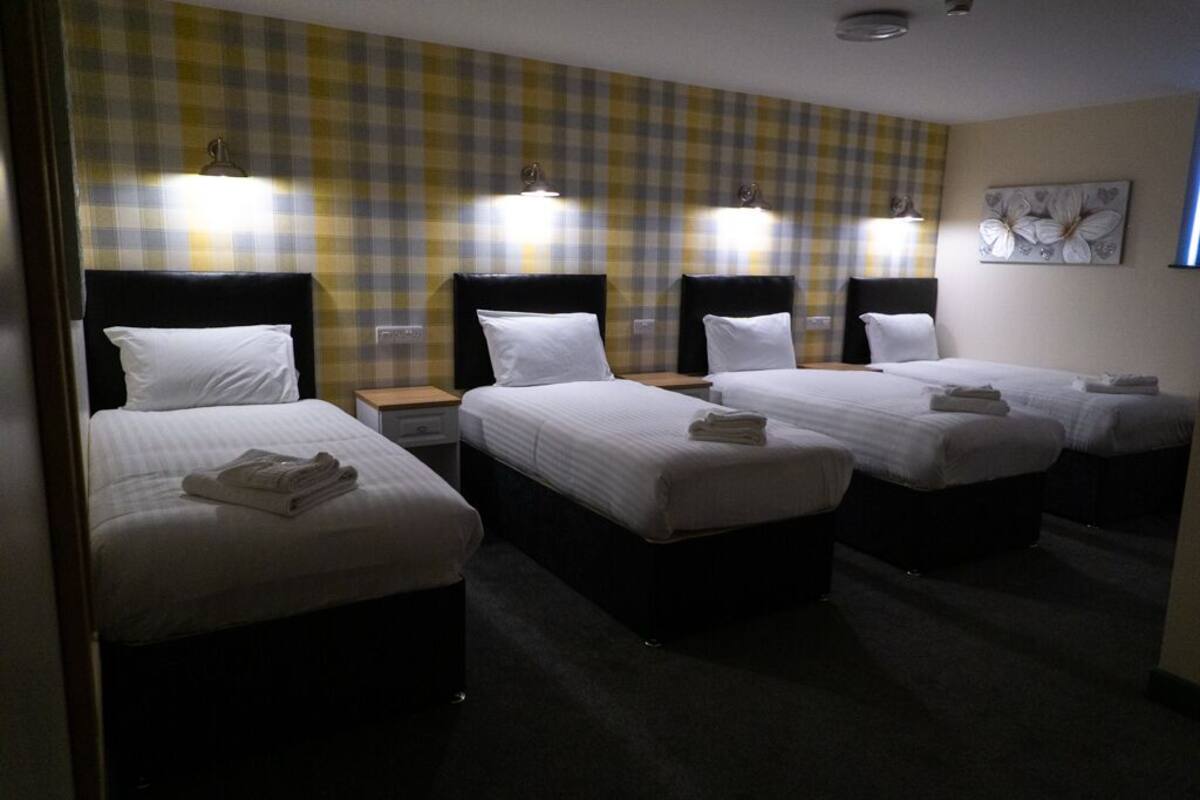 Kamar Quadruple Ekonomi | Meja kerja, ruang kerja ramah laptop, Wi-Fi gratis, dan seprai linen