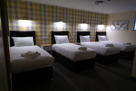 ์ด์ฝ๋
ธ๋ฏธ ์ฟผ๋๋ฃธ | ์ฑ
์, ๋
ธํธ๋ถ ์์
๊ณต๊ฐ, ๋ฌด๋ฃ WiFi, ์นจ๋ ์ํธ