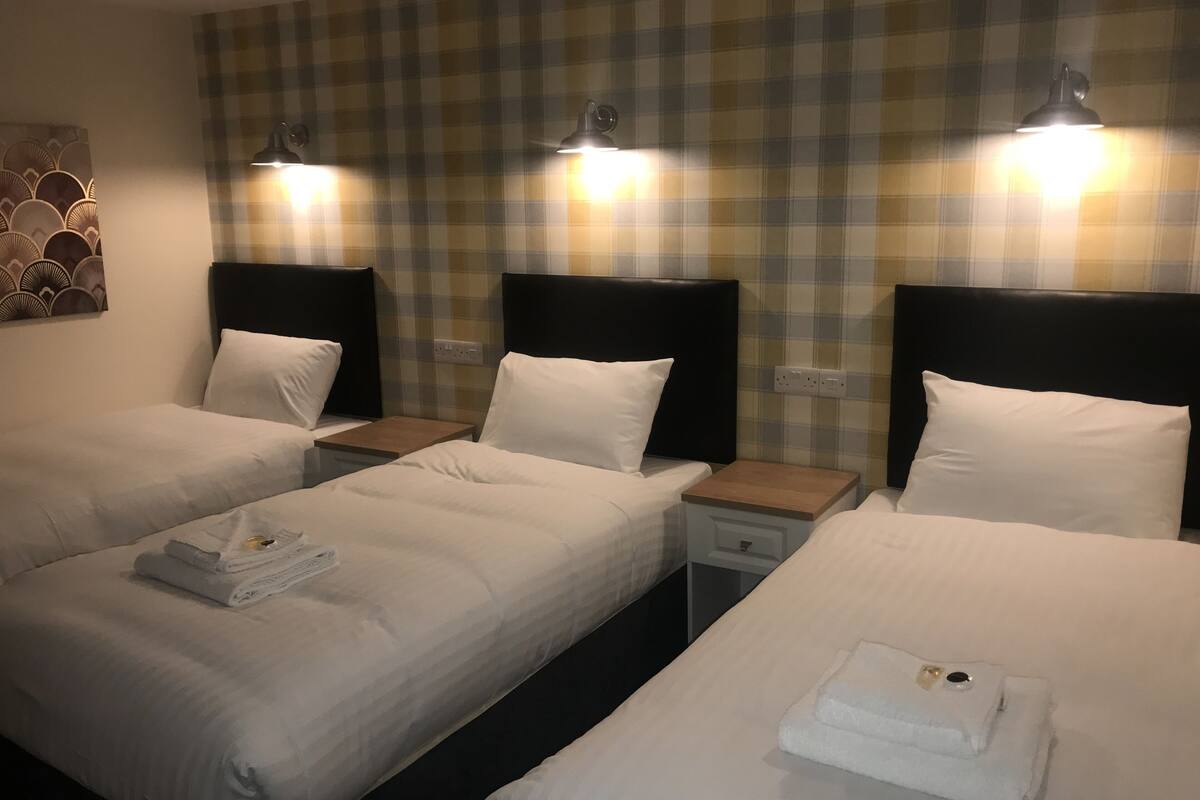 Kamar Triple Ekonomi | Meja kerja, ruang kerja ramah laptop, Wi-Fi gratis, dan seprai linen
