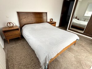 2 soverom, skrivebord, strykejern/-brett og reiseseng for barn