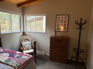 2 bedrooms, travel cot, bed sheets