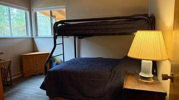 2 bedrooms, travel crib, bed sheets