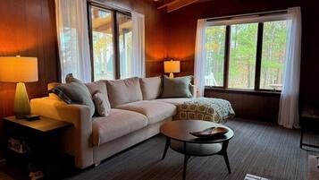 تلفزيون، مشغل دي في دي، كُتُب، ستيريو