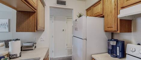 Frigorífico, microondas, horno y placa de cocina