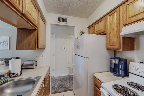 Køleskab, mikrobølgeovn, ovn, kogeplade