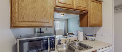 Jääkaappi, mikroaaltouuni, uuni, liesi