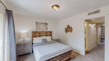 1 bedroom, desk, iron/ironing board, WiFi (free)
