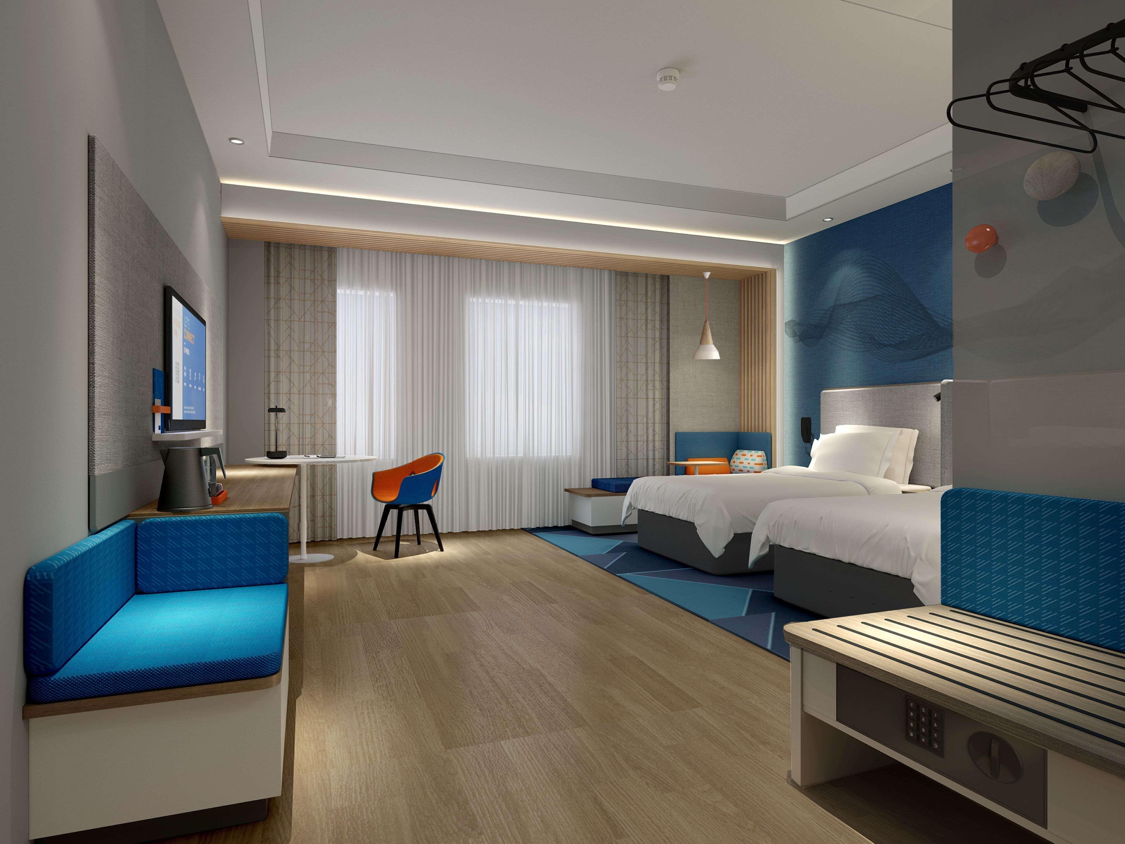 Una habitación de hotel moderna con cama, escritorio, silla y televisor.