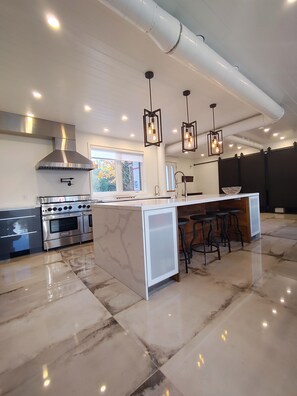 Refrigerador, horno, parrilla de estufa y lavavajillas