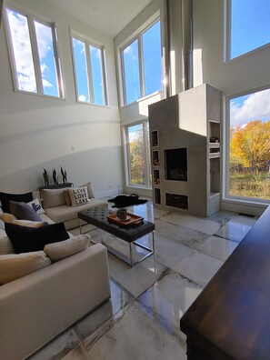 Téléviseur connecté, foyer, livres, sélection de musique