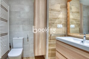 Douche, serviettes fournies, savon, papier toilette