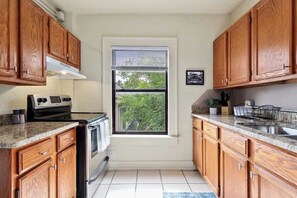 Fridge, microwave, oven, stovetop - The 1925 - Monthly Rental - Walk Everywhere! (Fayetteville)
