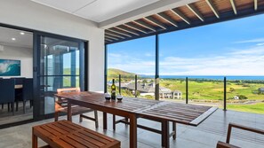 Outdoor dining - Sunset Horizon @ Lady Bay - 8 Huntingdale Drive (Normanville)