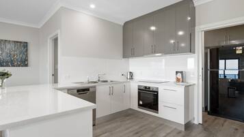 Mikroaaltouuni, uuni, liesi, astianpesukone