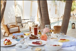 Se sirven desayunos, comidas, cenas y brunch