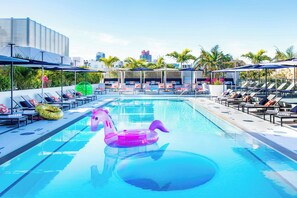 2 つの屋外プール、プール パラソル、サンラウンジャー