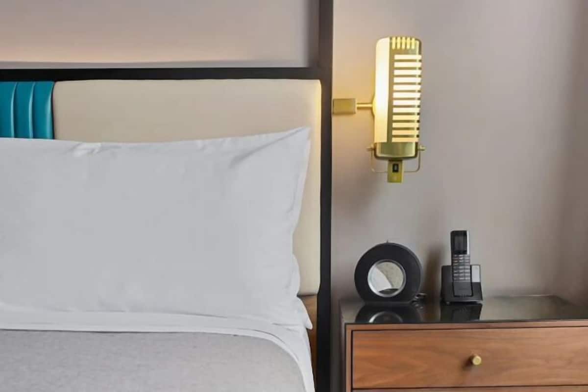 1 soveværelse, pengeskab på værelset, skrivebord