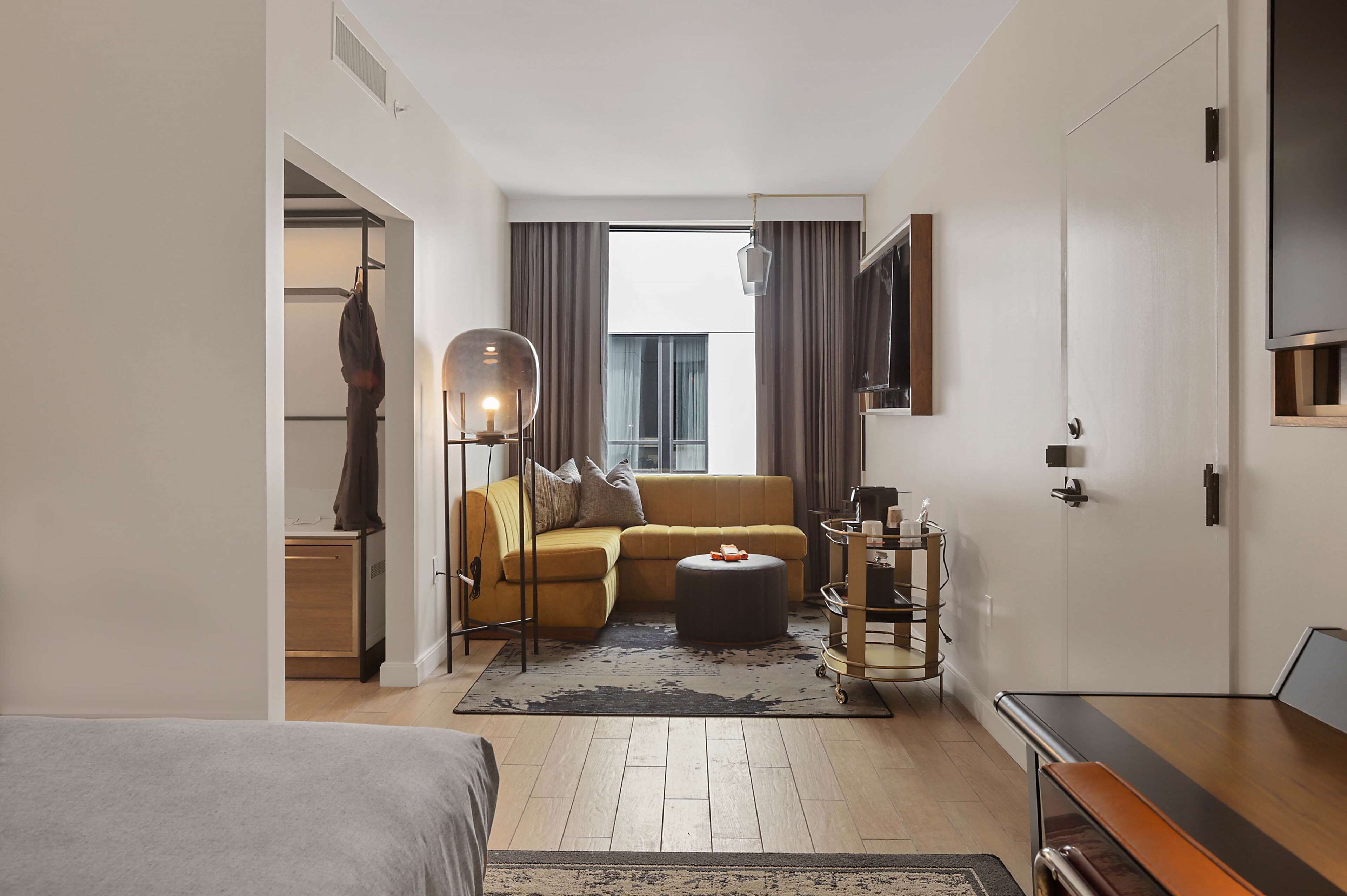 デラックス ルーム キングベッド 1 台 | リビング エリア | 47 インチの薄型テレビ (デジタル放送視聴可)、テレビ