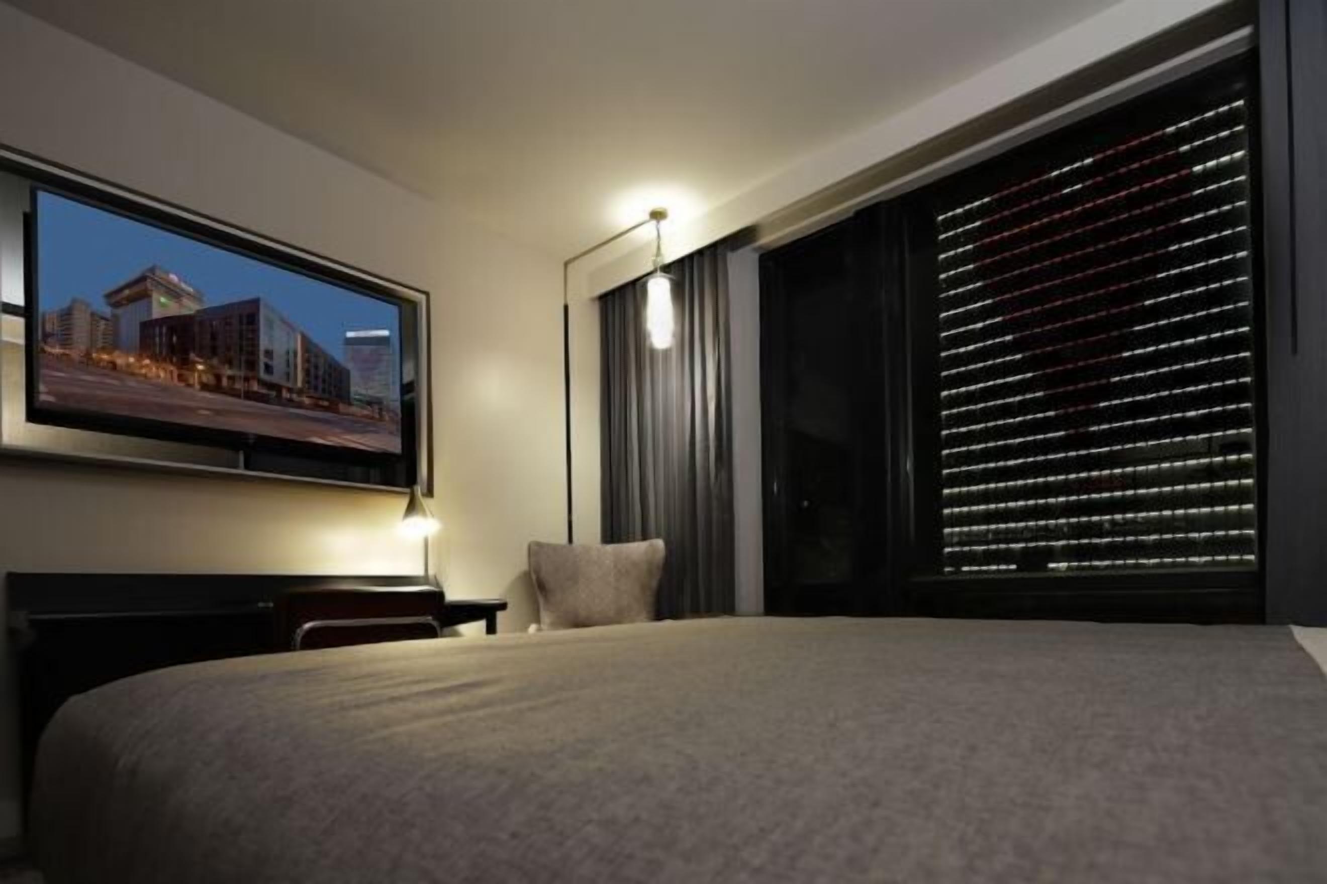 客房内保险箱、办公桌、笔记本电脑工作区、熨斗/熨衣板