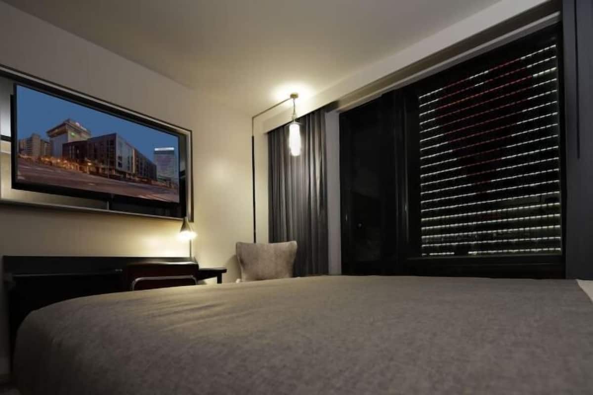 1 soveværelse, pengeskab på værelset, skrivebord