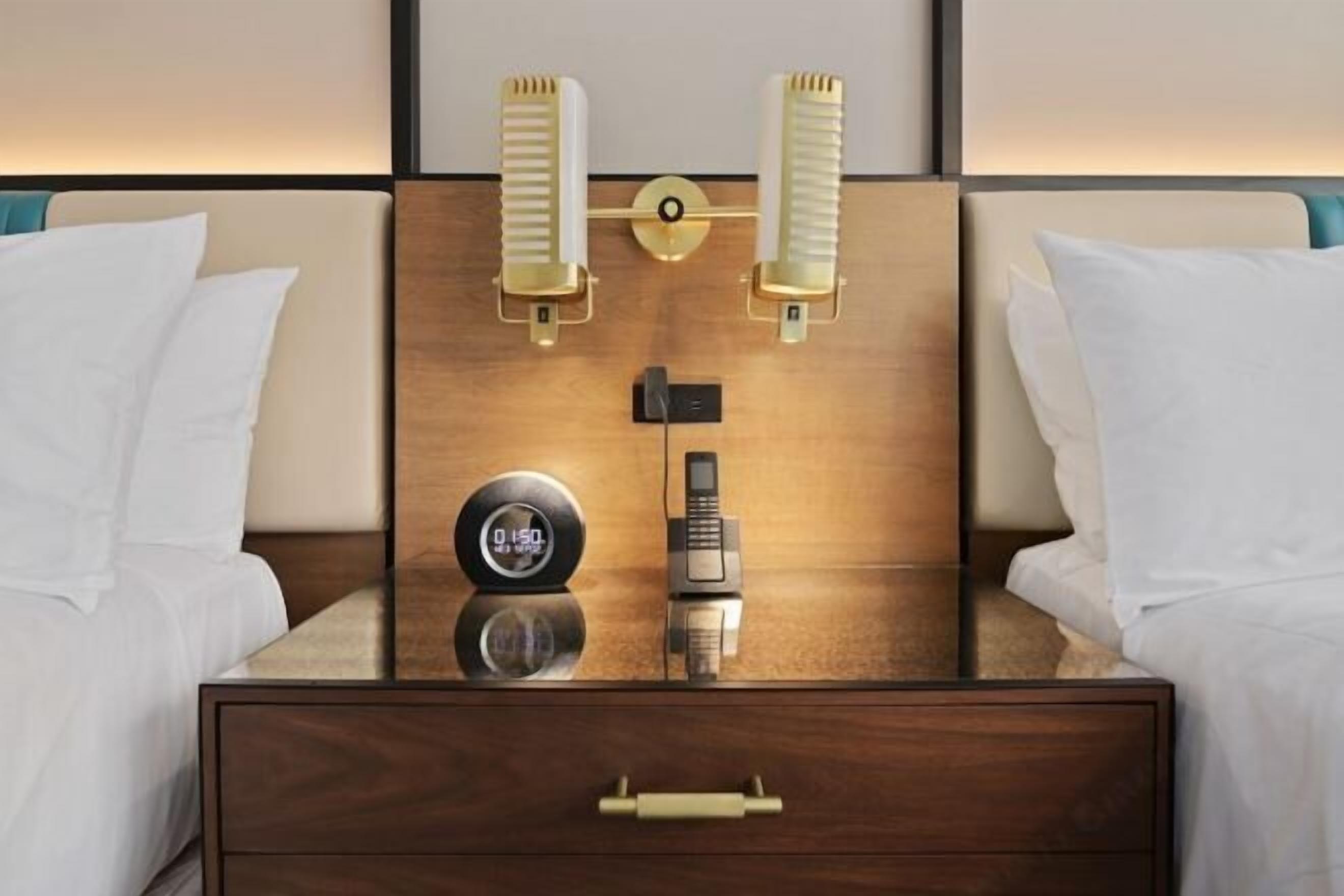 客房内保险箱、办公桌、笔记本电脑工作区、熨斗/熨衣板