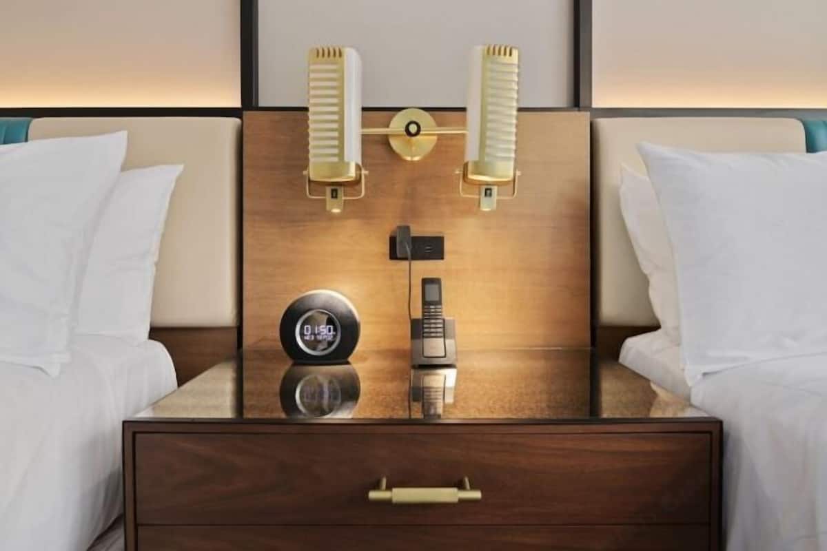 1 soveværelse, pengeskab på værelset, skrivebord