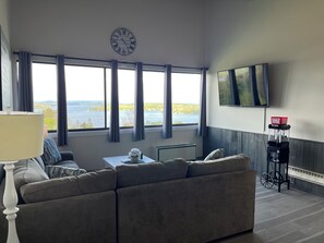 Smart-TV, Tischfußball, Tischtennisplatte, Bücher