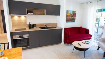 Appartement Standard, salle de bains attenante (4/6 p. rez de jardin) | Cuisine partagée | Chaise haute