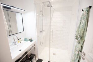 Standard Apartment, Ensuite (4/6 p. rez de jardin) | Bathroom - Villa Aitama (Lège-Cap-Ferret)