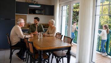 Appartement Familial, salle de bains attenante, vue partielle sur la mer (Tourlinguet - 4.6pers) | Bar lounge