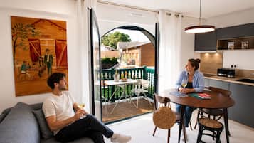 Studio Classique, salle de bains attenante, vue jardin (2 p. à l'étage) | Cuisine privée
