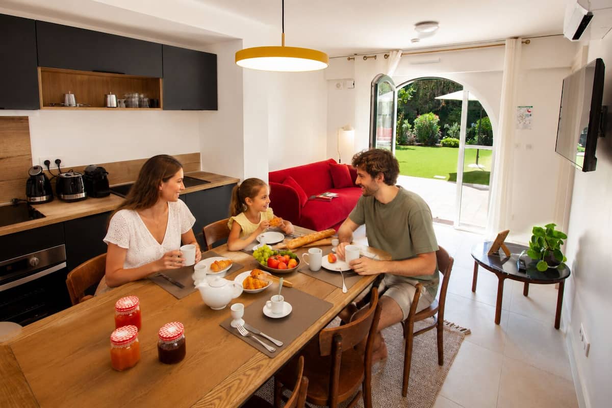 Appartamento Standard, bagno in camera (4/6 p. rez de jardin) | Cucina privata | Seggiolone