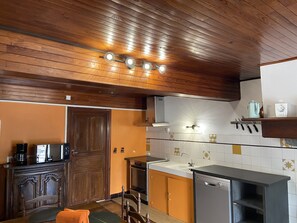 Fridge, microwave, oven, stovetop - Maison Rénovée en 2020 - Vallée d Aspe - Osse en Aspe - Pyrénées (Osse-en-Aspe)