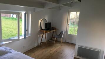 5 bedrooms, free WiFi, bed sheets