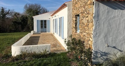 Maison dans un grand jardin calme, école de voile et plages à pied
