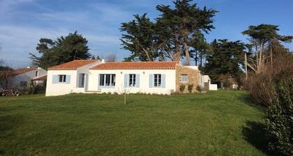 Maison dans un grand jardin calme, école de voile et plages à pied