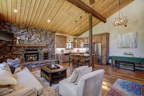 Älytelevisio, takka, DVD-soitin, kirjoja